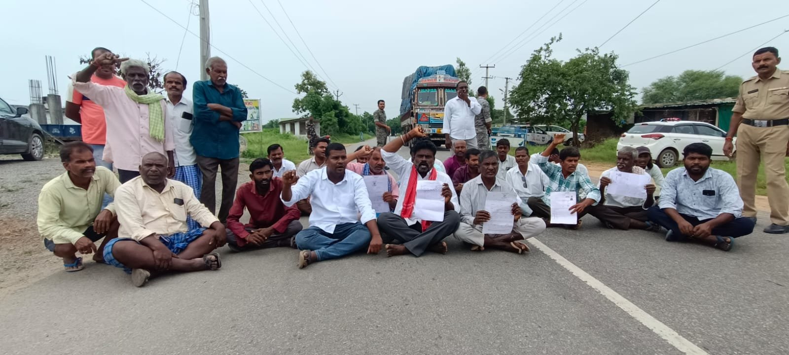 సీఎం వస్తుండు..! భూములు లాక్కుంటాం..? కాంగ్రెస్ నేత వాక్యాలపై జిల్లెల్ల రైతుల ఆవేదన