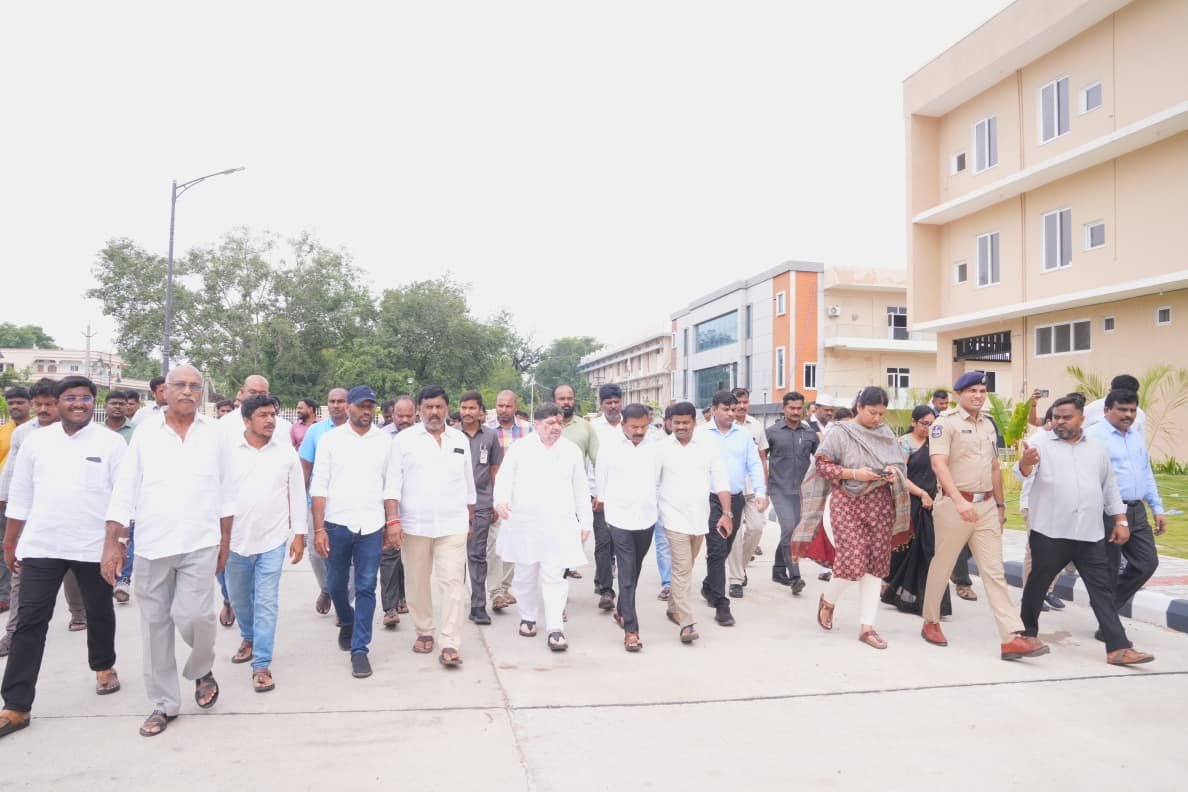 కరీంనగర్ కలెక్టరేట్ ప్రారంభోత్సవ ఏర్పాట్లపై మంత్రి పొన్నం సమీక్ష