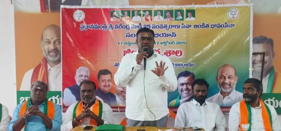 మోదీ ప్రజాసేవయే స్ఫూర్తిదాయకం: బీజేపీ జిల్లా అధ్యక్షుడు రెడ్డబోయిన గోపి
