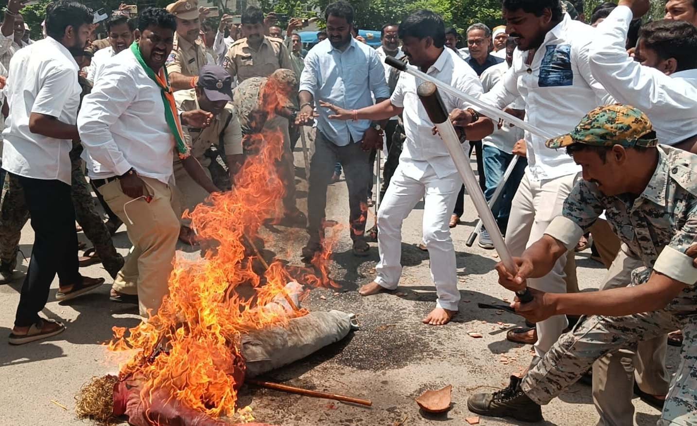 తాతా మధును వెంటనే సస్పెండ్ చేయాలి: సిరిసిల్ల కాంగ్రెస్ పార్టీ పట్టణాధ్యక్షుడు సుర దేవరాజ్