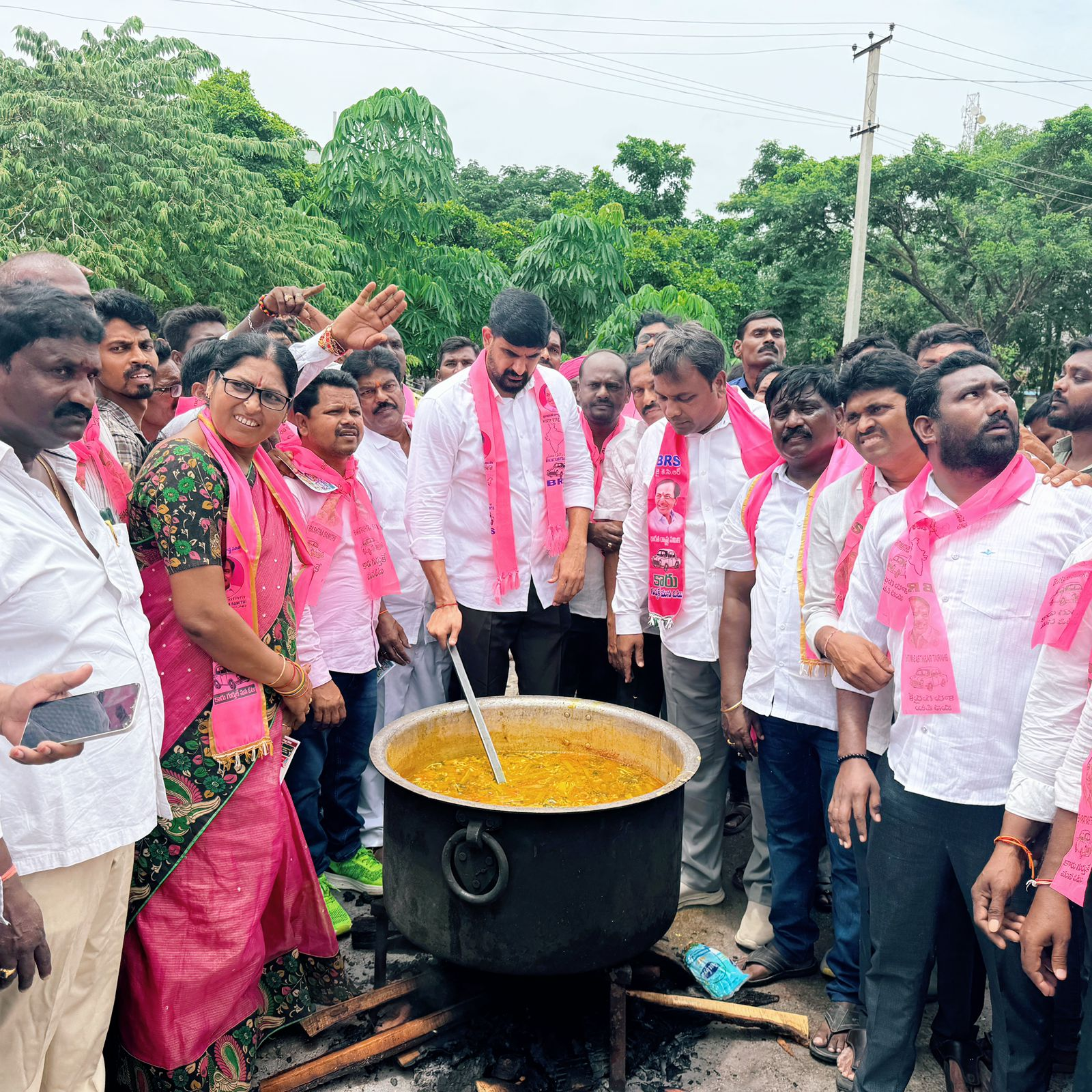 కమలాపూర్‌లో ‘వంటా-వార్పు’లో ఎమ్మెల్యే పాడి కౌశిక్ రెడ్డి తీవ్ర విమర్శలు