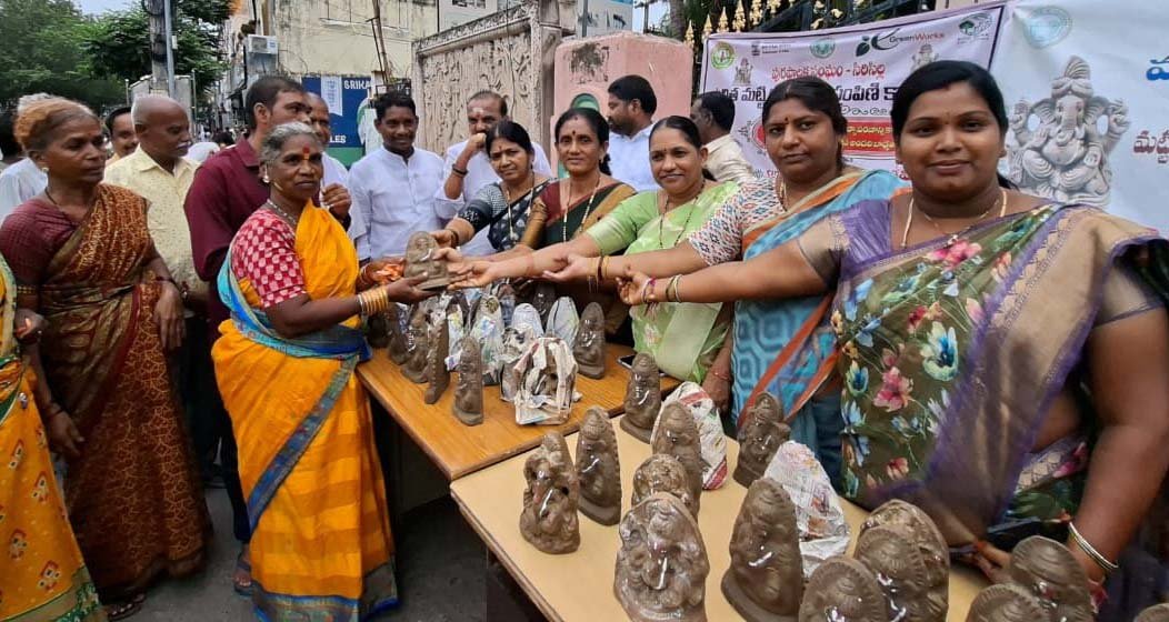 మట్టి వినాయకులను ప్రతిష్ఠిద్దాం.. పర్యావరణాన్ని కాపాడుదాం: సిరిసిల్ల మున్సిపల్ చైర్పర్సన్ జిందం కళా చక్రపాణి
