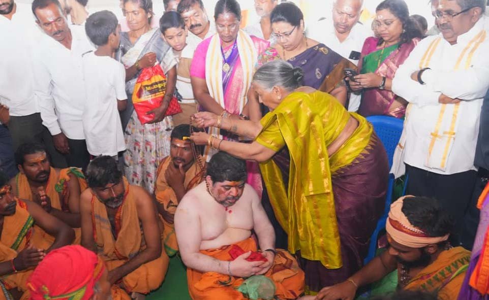 కొత్తకొండలో మంత్రి పొన్నం నక్షత్ర మాల విరమణ