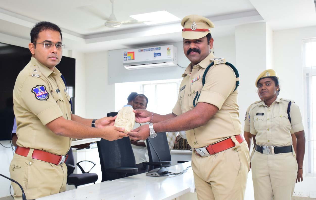 మట్టి గణపతిని పూజించి, పర్యావరణాన్ని కాపాడుదాం: జిల్లా ఎస్పీ మహేష్ బి.గితే