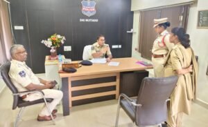 బాధితులకు సత్వర న్యాయం అందించాలి:ఎస్పీ మహేష్‌ బి. గితే