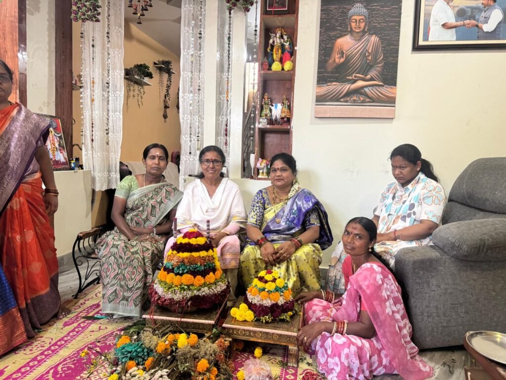 బీజేపీ కౌన్సిలర్ ఇంట్లో విమలక్క బతుకమ్మ సందడి!