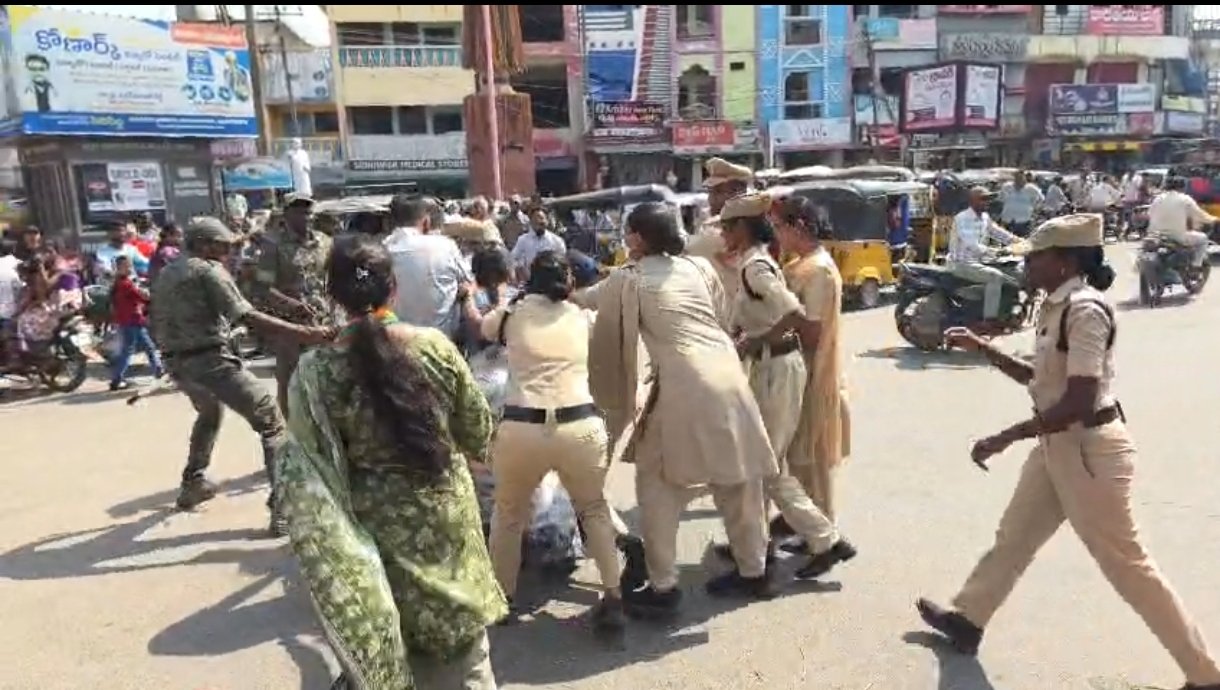 బీజేపీ వర్సెస్ పోలీస్.. సిరిసిల్లలో పరుగుల పర్వం!